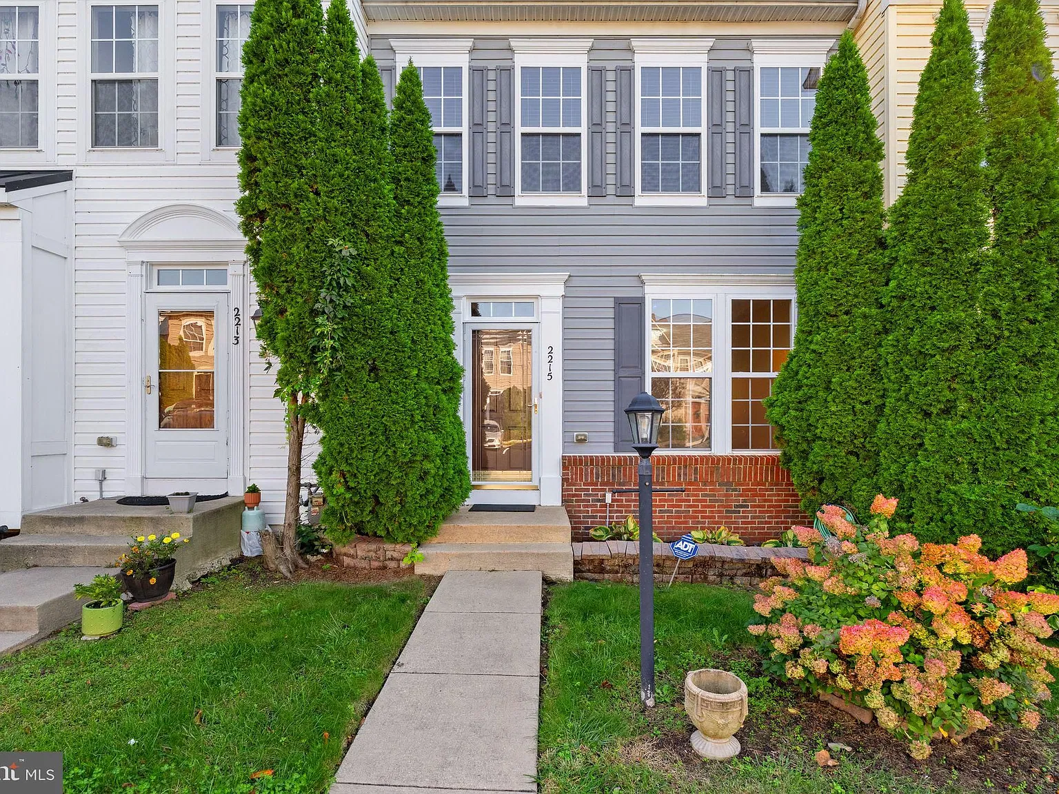3 bed, 3.5 bath, 1973 sqft, $2,800 — Photo 2