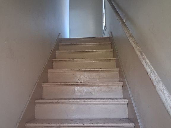 2nd image of 1305 E Locust St Unit B