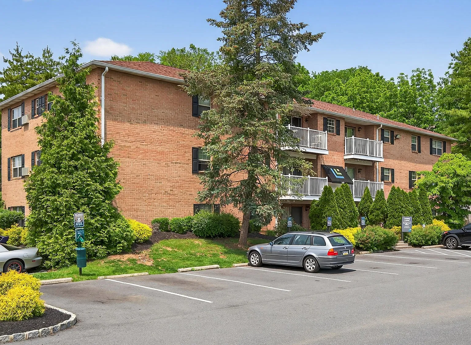 Waters Edge Apartments — Photo 2