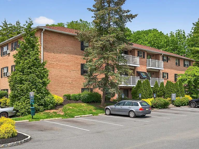 Waters Edge Apartments — Photo 2