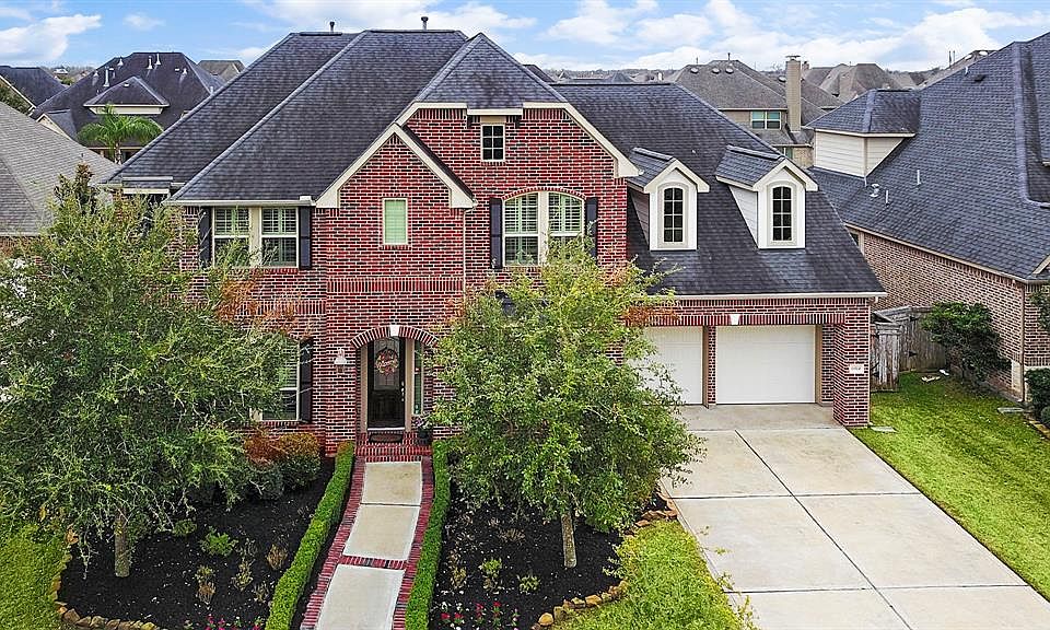 6914 Mountain Creek Lane presented by Sara Nguyen