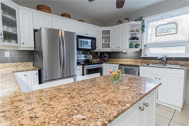 2 bed, 1.5 bath, 1800 sqft, $2,260 — Photo 2