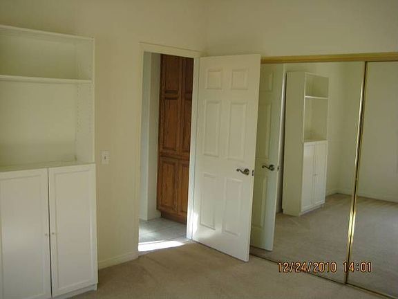 Bedroom w/ Mirror Doors