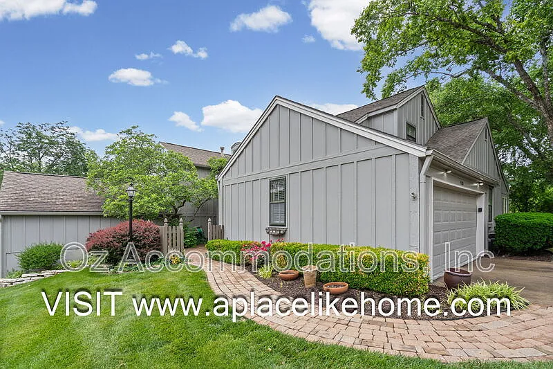 3 bed, 3.5 bath, 2860 sqft, $2,600 — Photo 4