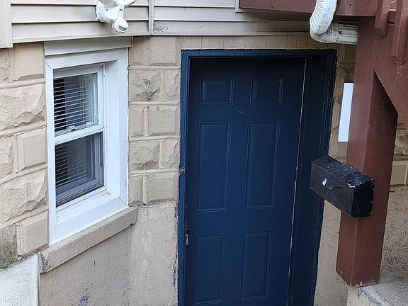 2nd image of 2101 W Montrose Ave #G