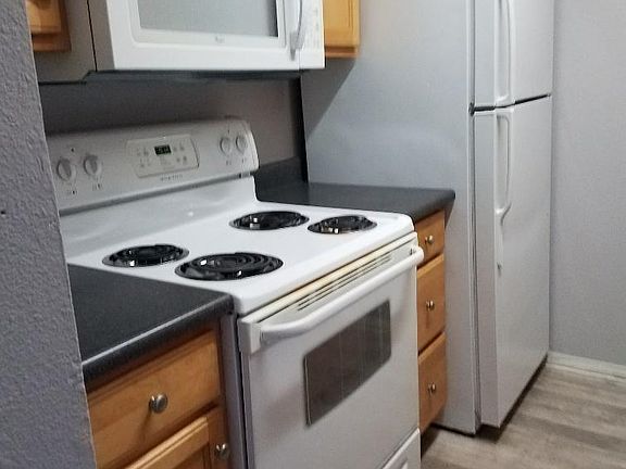 3rd image of 1224 E Evergreen St APT 230