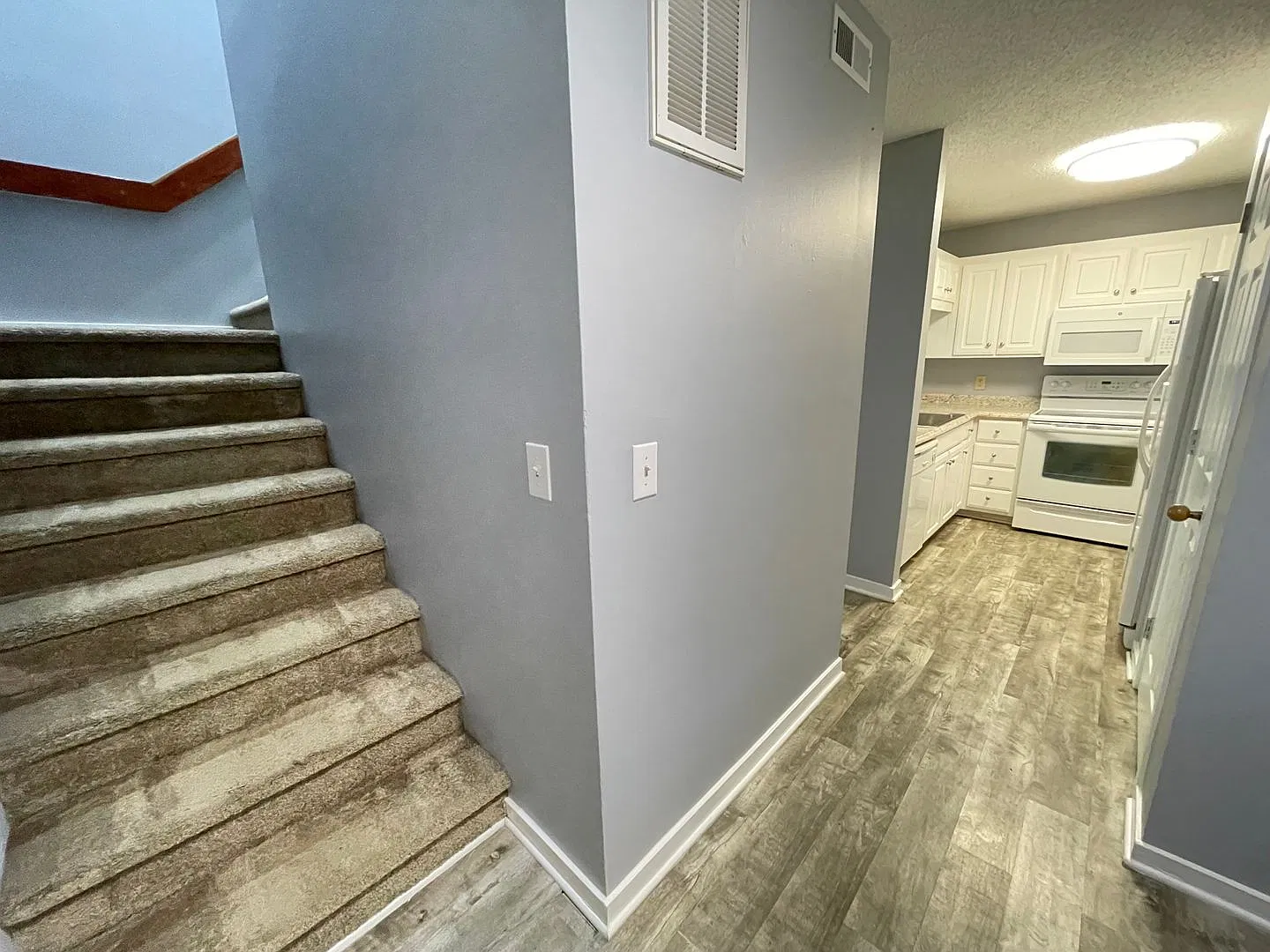 Updated, spacious 4br 2ba condo within walking distance to campus, parking included! — Photo 2