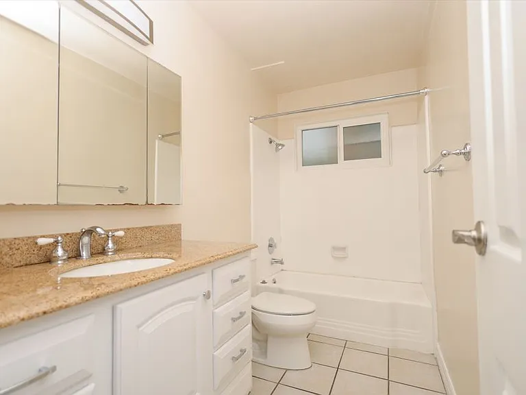 Oceanaire Villa Apartments — Photo 24