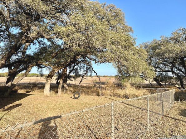 500 Bluntzer Rd, Jourdanton, TX 78026