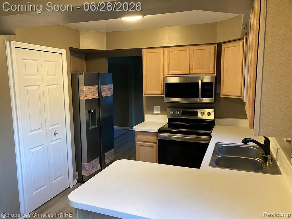 4 bed, 1.5 bath, 1969 sqft, $3,200 — Photo 3