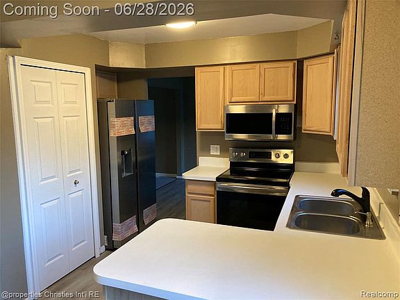 3rd image of 261 Charterhouse Dr