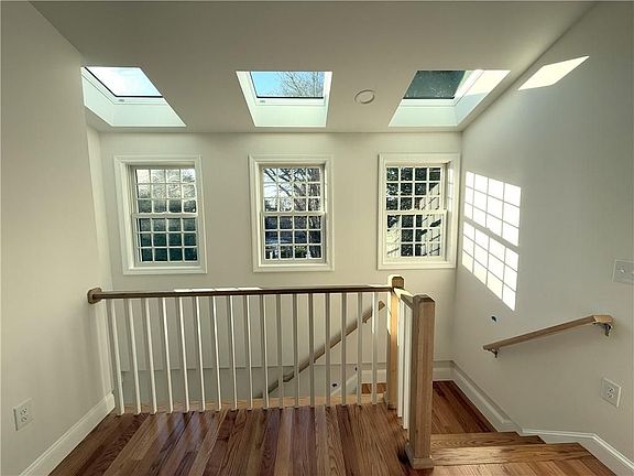 5th image of 4 Cliff Ave Unit 2
