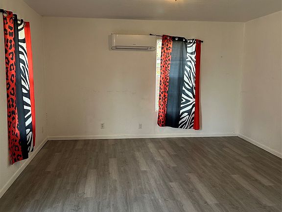4th image of 471 W Navasota St