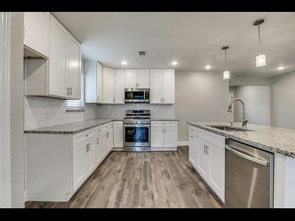 3rd image of 2501 Robin Ln