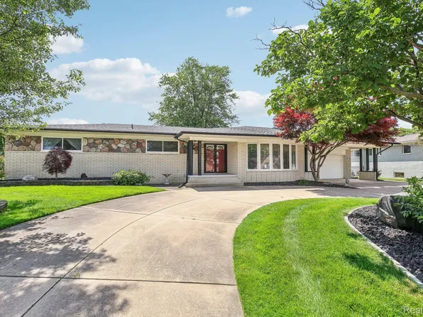 31132 San Juan St, Harrison Township, MI 48045