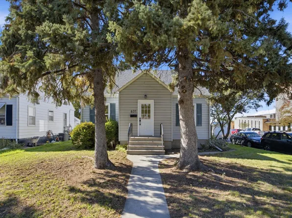631 11th St N, Moorhead, MN 56560