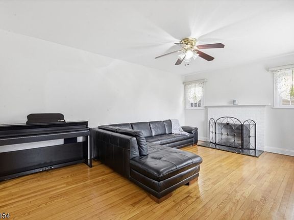 4th image of 208 Baldwin Ave