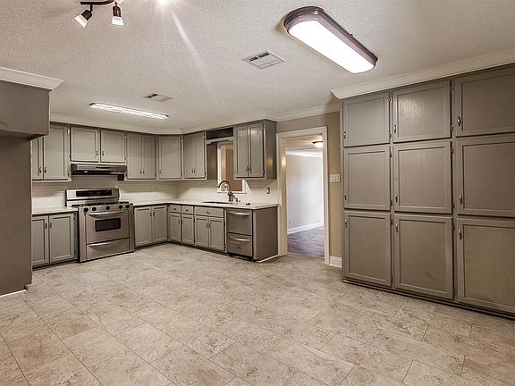 5th image of 800 Broadmoor Ave