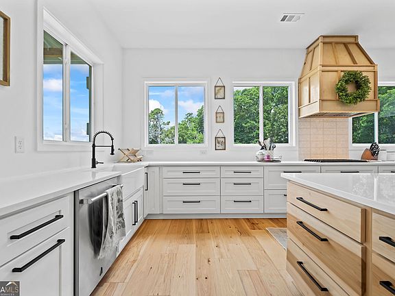 2nd image of 5315 Hendrix Rd