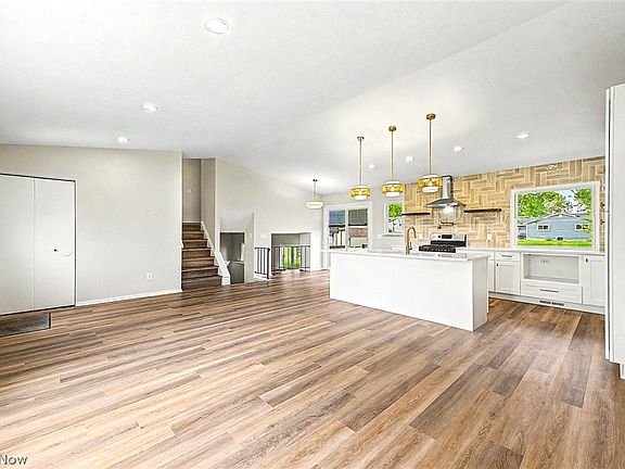 3rd image of 913 Sherwood Dr