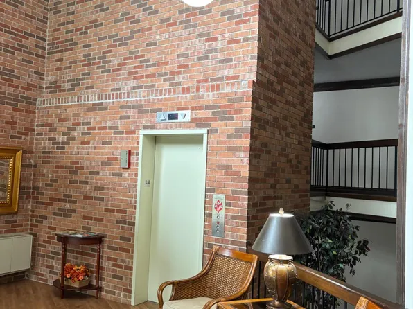 10113 34th St W #111, Minnetonka, MN 55305