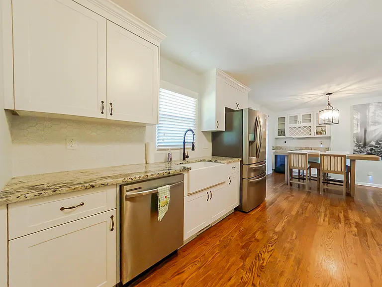 1117 Eisenhower Dr — Photo 10