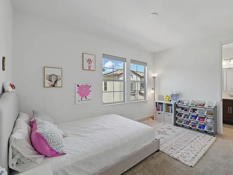 410 E Redberry Pl — Photo 10