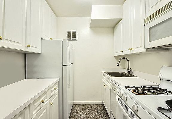 5th image of 200 E 58th St APT 11F