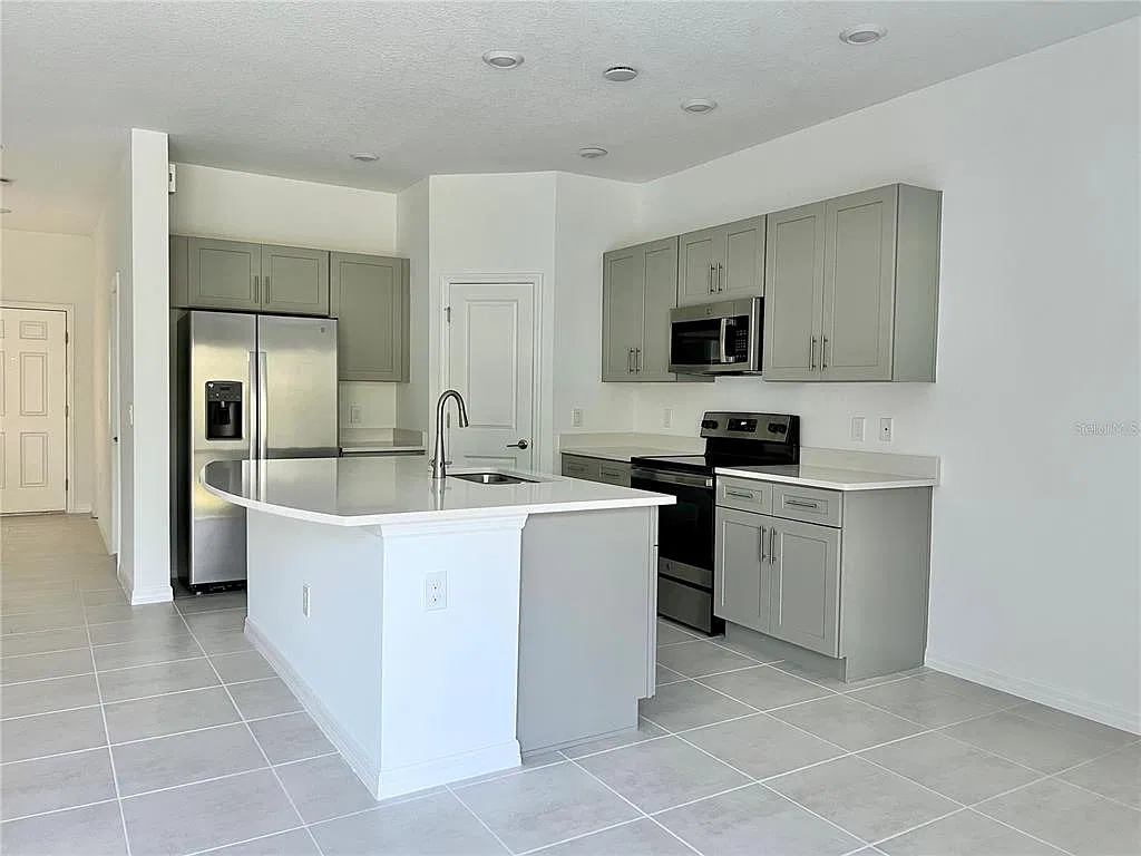3 bed, 2.5 bath, 1555 sqft, $1,900 — Photo 2