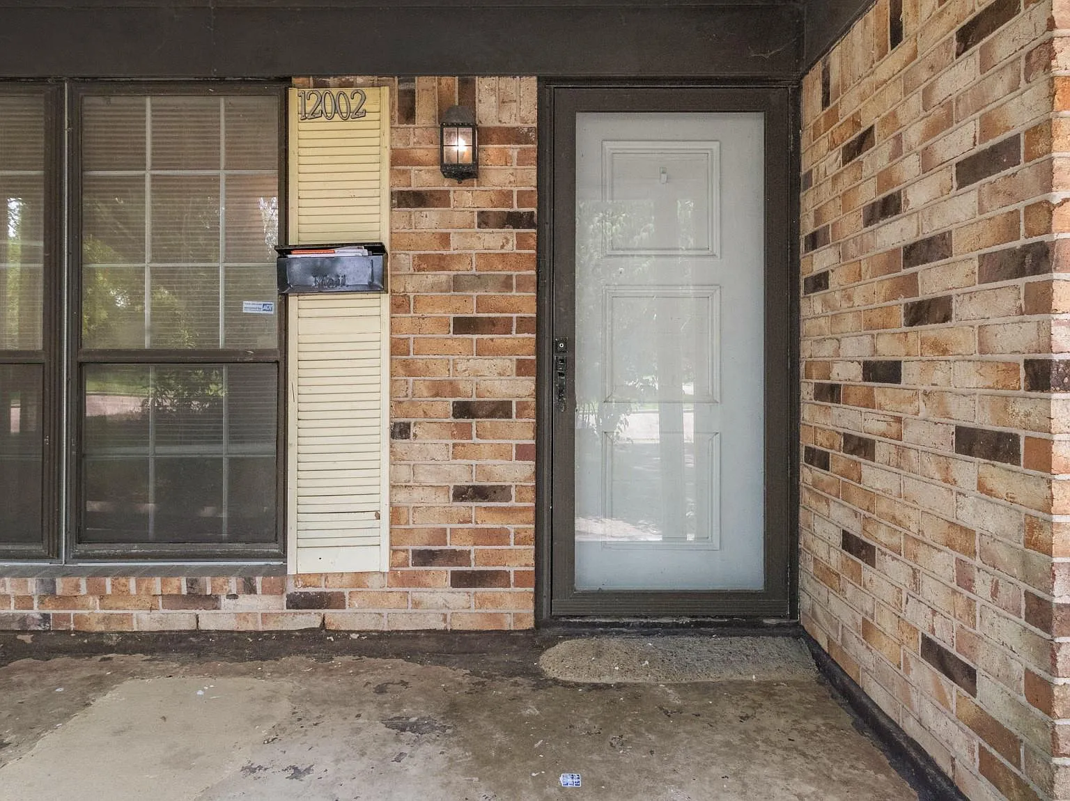 5 bed, 2.0 bath, 1804 sqft, $2,175 — Photo 2