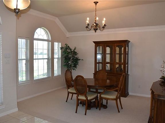 3rd image of 1320 Elmhurst Ln