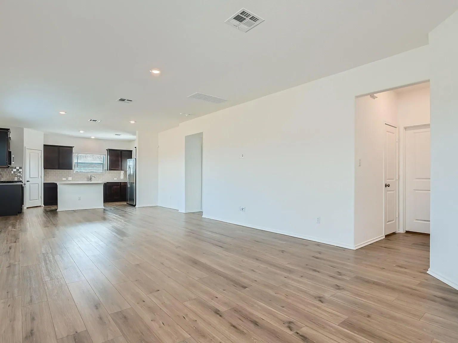 4 bed, 3.5 bath, 2560 sqft, $2,549 — Photo 4