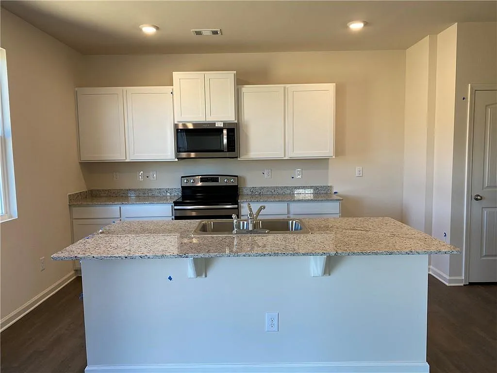 4 bed, 2.5 bath, 2176 sqft, $1,980 — Photo 3