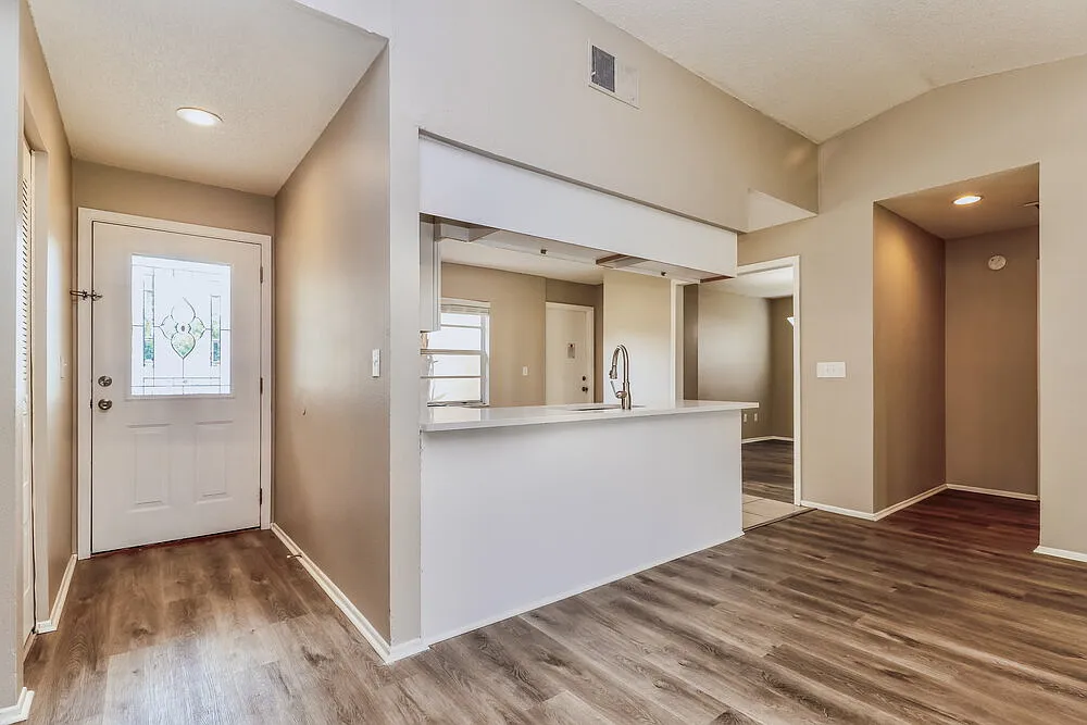 3 bed, 2.0 bath, 1289 sqft, $2,370 — Photo 3