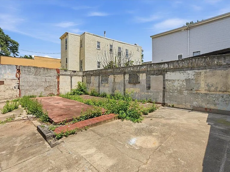 78 Logan Ave — Photo 16