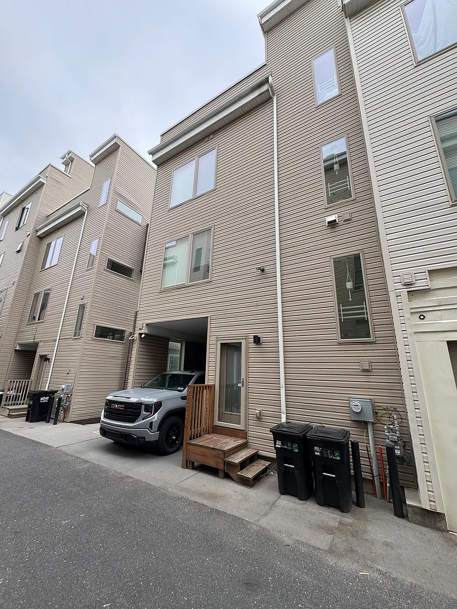 Building Photo - 2121 E Lehigh Ave #10