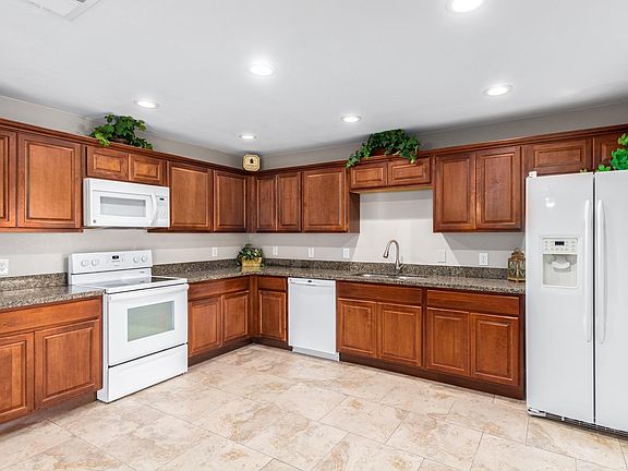 4th image of 4751 W Indianola Ave
