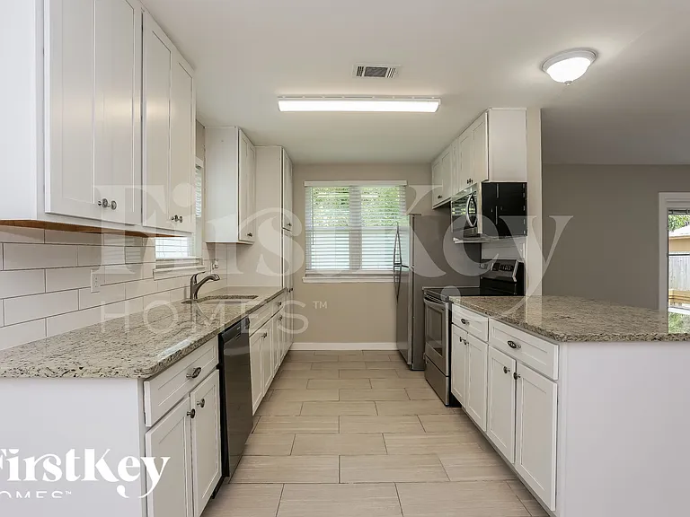 1047 Cove Landing Dr — Photo 8
