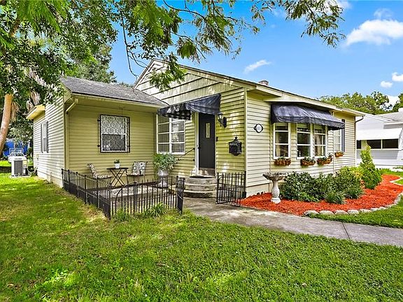 4th image of 401 37th Ave NE