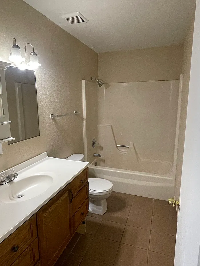 2 bed, 1.0 bath, $1,095 — Photo 3