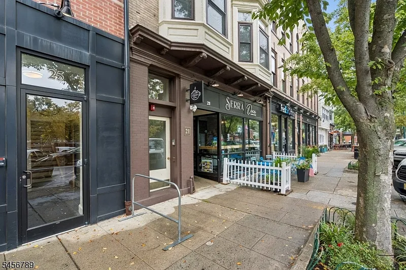 1 bed, 1.0 bath, $3,200 — Photo 4