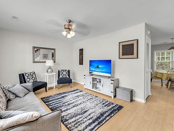 3rd image of 2491 Realm St