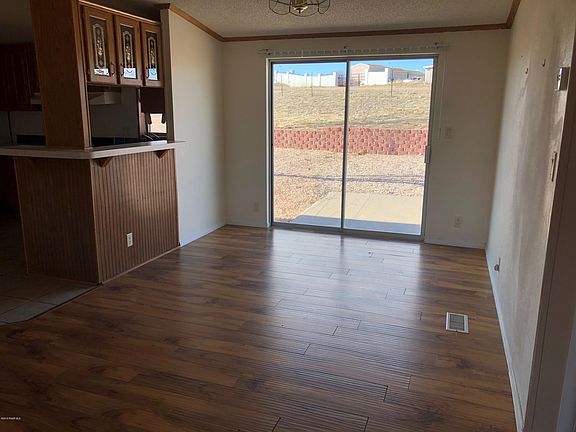 5th image of 700 N Sioux Dr