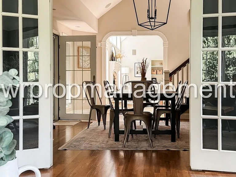 1379 Castlebury Dr — Photo 11