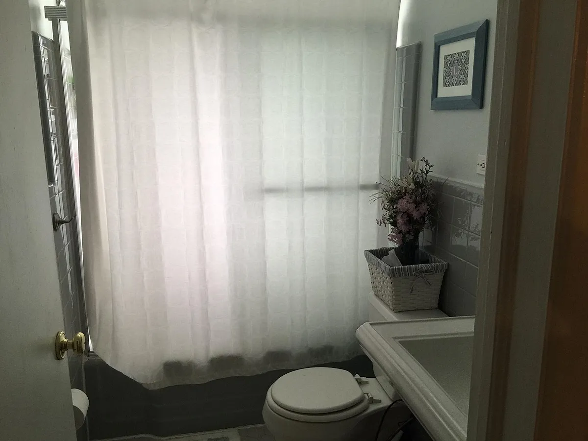 Bathroom - 1065 Lynmoor Dr NE