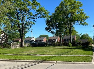 1298 Hawthorne Rd, Grosse Pointe Woods, MI 48236