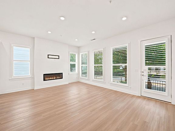 4th image of 111 Pearl St