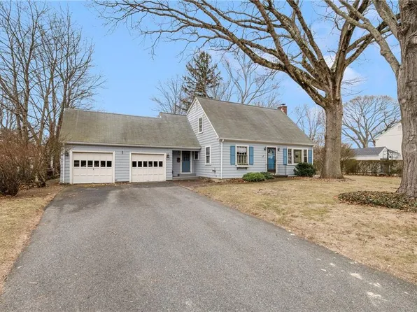 25 Edgewood Dr, Barrington, RI 02806