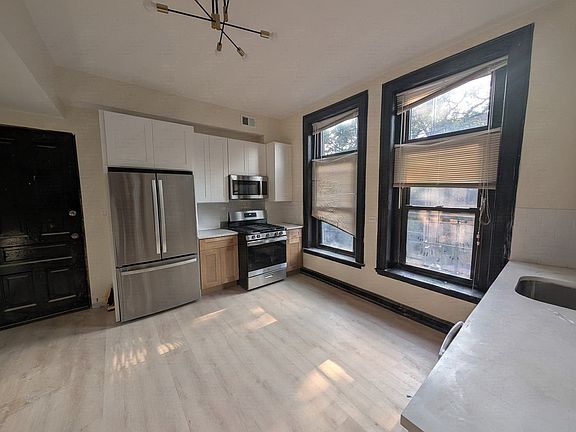 3rd image of 1481 W Erie St APT 2F