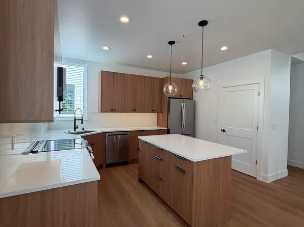 909 N 167th St, Seattle, WA 98133